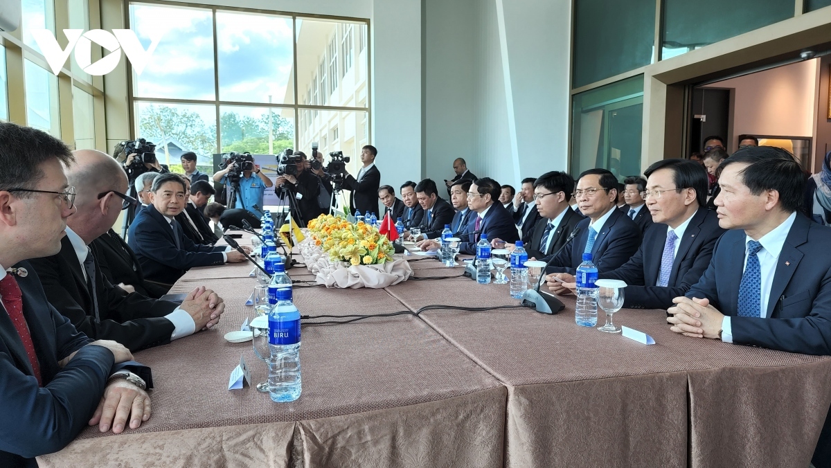 PM suggests promoting three areas of cooperation with Bruneian businesses